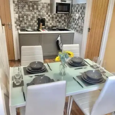 Cosy Modern - Near Centre Apartment